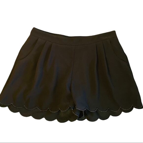 Mine elastic waist pleated front scallop edge shorts - Picture 5 of 5